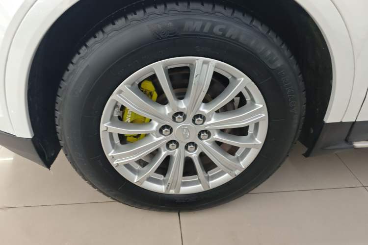 Used Cadillac XT5 2016 25T Tech Edition Left Front Wheel Hub