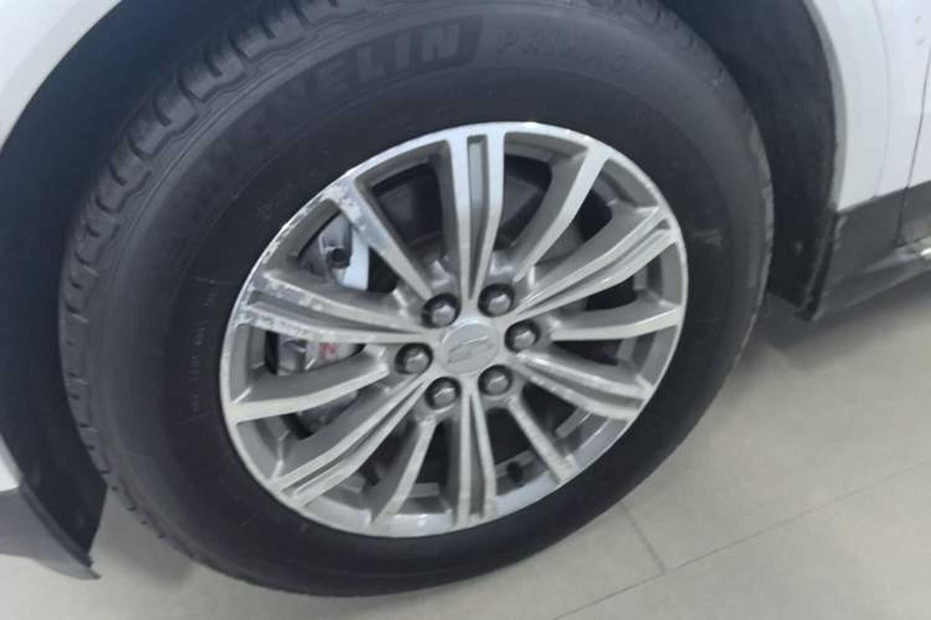 Used Cadillac XT5 2016 25T Luxury Model Left Front Wheel Hub