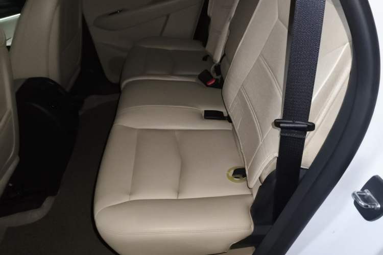 Used Cadillac XT5 2016 28T Four-Wheel Drive Tech Version Left Rear Seat