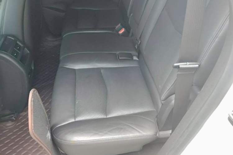 Used Cadillac XT5 2016 28T Four-Wheel Drive Luxury Model Left Rear Seat
