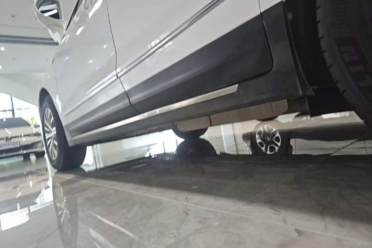 Used Cadillac XT5 2016 25T Luxury Model Left Side Sill
