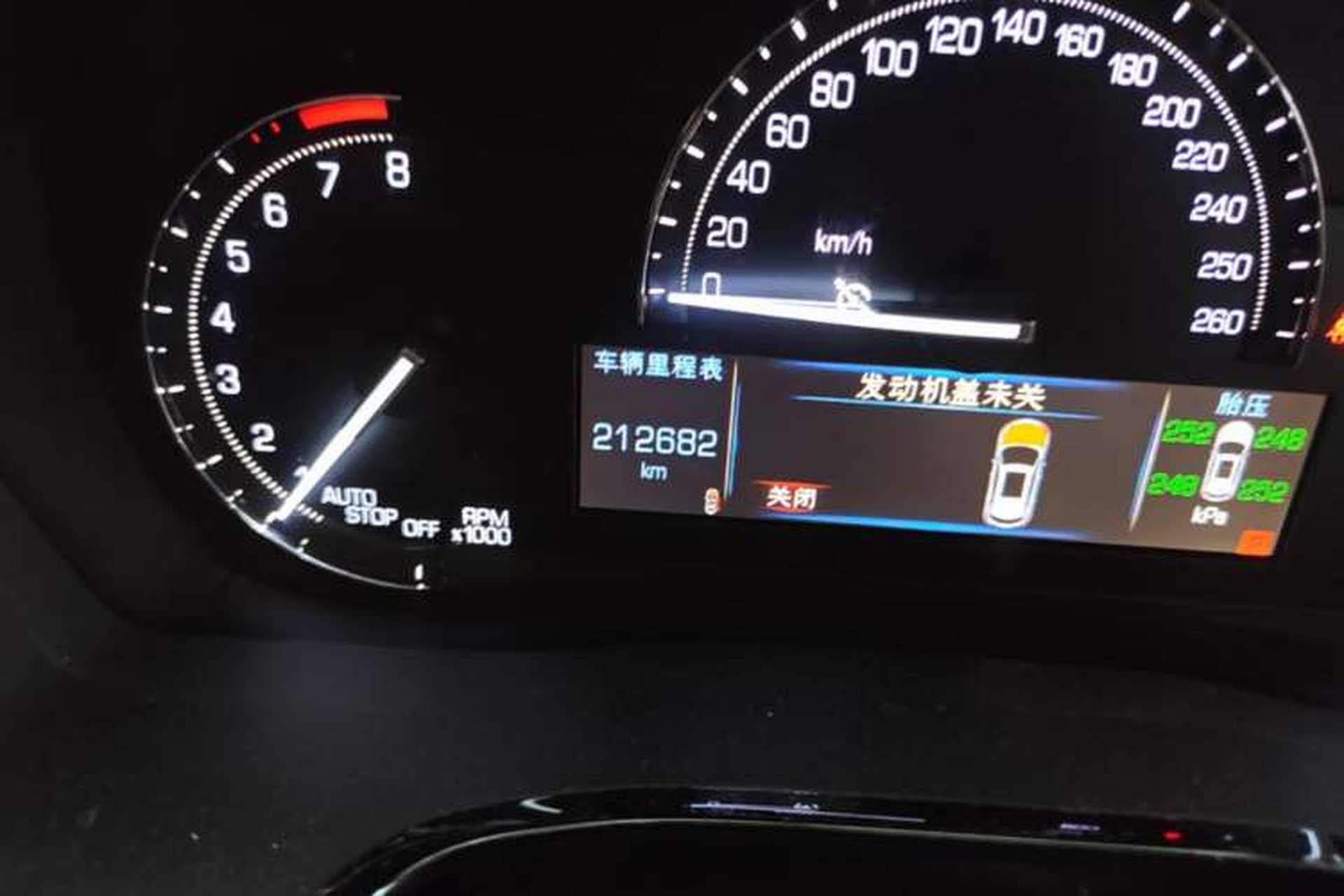 Used Cadillac XT5 2016 25T Luxury Model Odometer Close Up