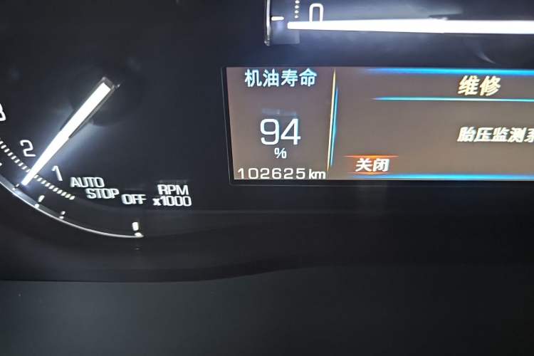 Used Cadillac XT5 2016 25T Luxury Model Odometer Close Up