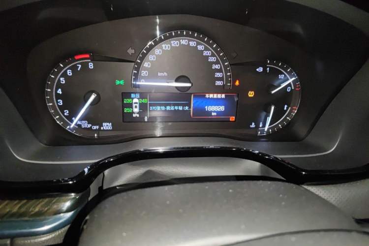 Used Cadillac XT5 2016 25T Luxury Model Odometer Close Up