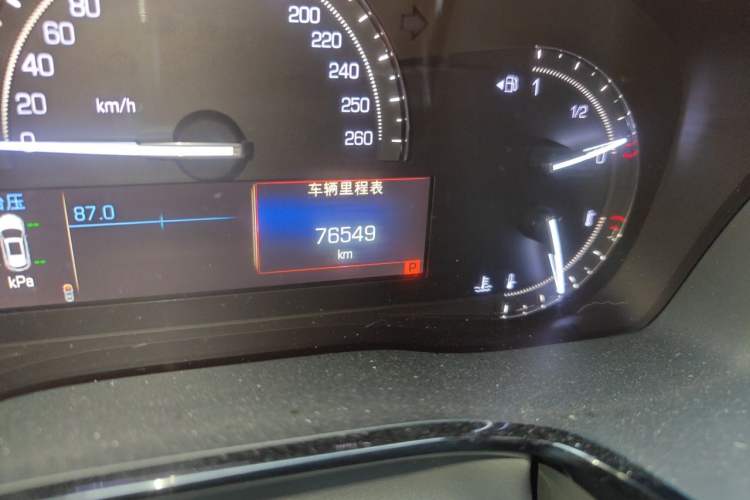Used Cadillac XT5 2016 25T Luxury Model Odometer Close Up
