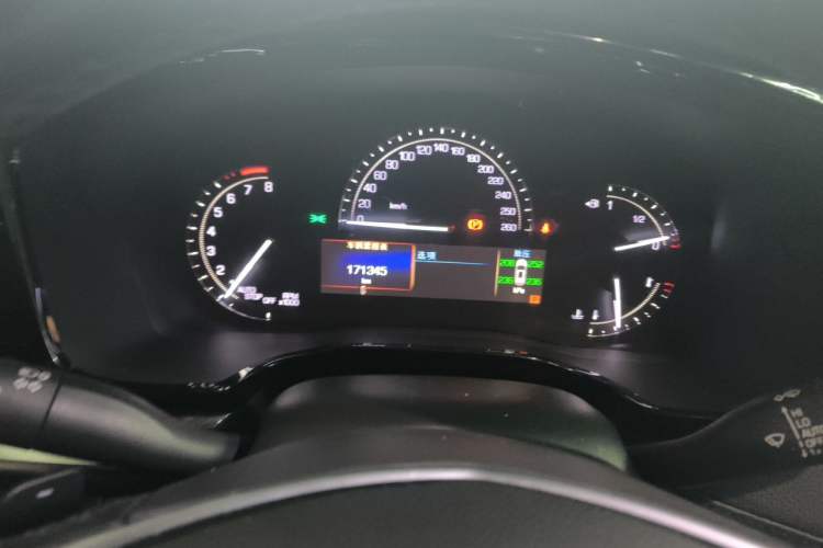 Used Cadillac XT5 2016 25T Luxury Model Odometer Close Up