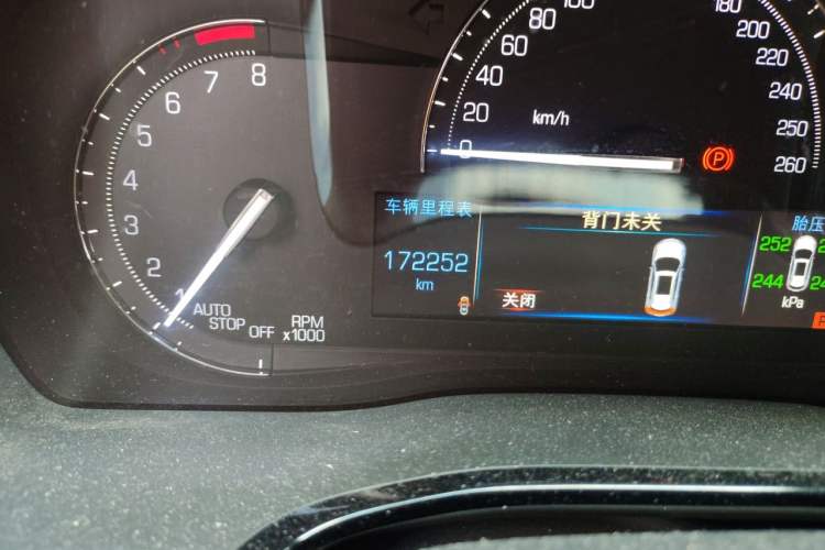 Used Cadillac XT5 2016 25T Luxury Model Odometer Close Up