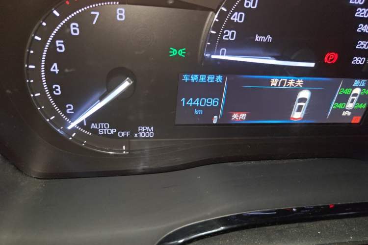 Used Cadillac XT5 2016 25T Luxury Model Odometer Close Up