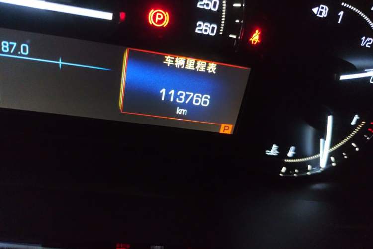 Used Cadillac XT5 2016 25T Luxury Model Odometer Close Up
