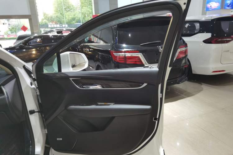 Used Cadillac XT5 2016 25T Luxury Model Right Front Door Interior