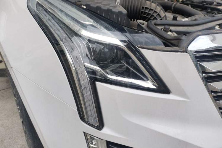 Used Cadillac XT5 2016 28T Four-Wheel Drive Luxury Model Right Front Headlight