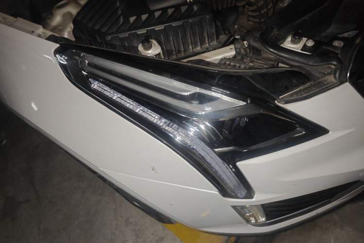 Used Cadillac XT5 2016 28T Four-Wheel Drive Luxury Model Right Front Headlight