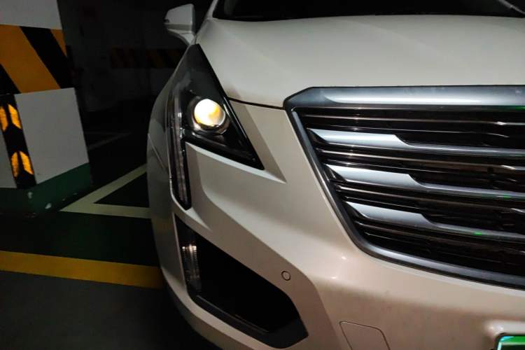 Used Cadillac XT5 2016 25T Luxury Model Right Front Headlight