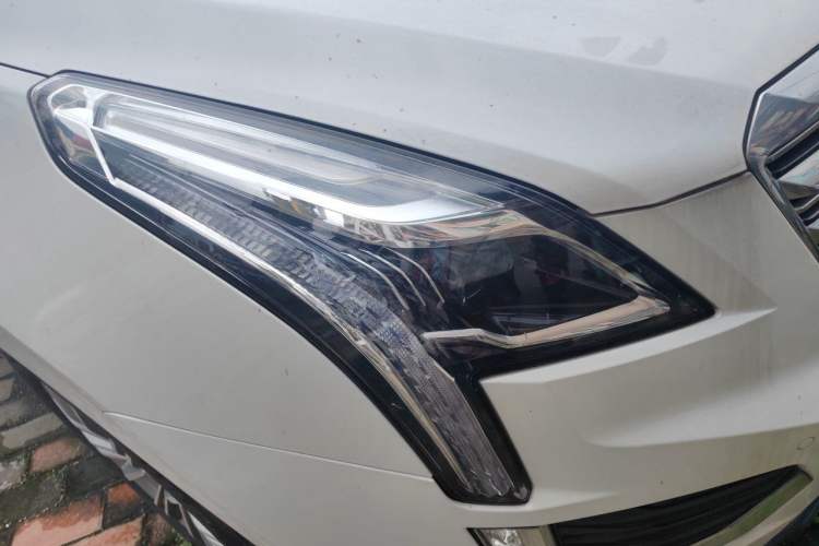 Used Cadillac XT5 2016 28T Four-Wheel Drive Luxury Model Right Front Headlight