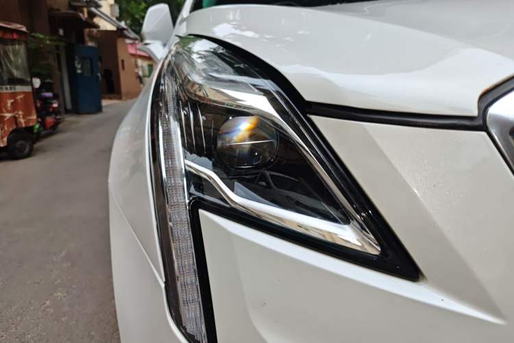 Used Cadillac XT5 2016 28T Four-Wheel Drive Luxury Model Right Front Headlight
