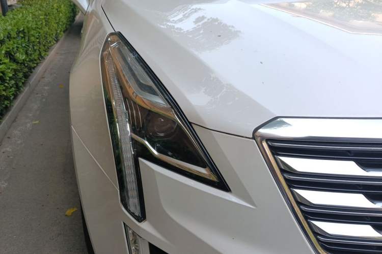 Used Cadillac XT5 2016 28T Four-Wheel Drive Luxury Model Right Front Headlight