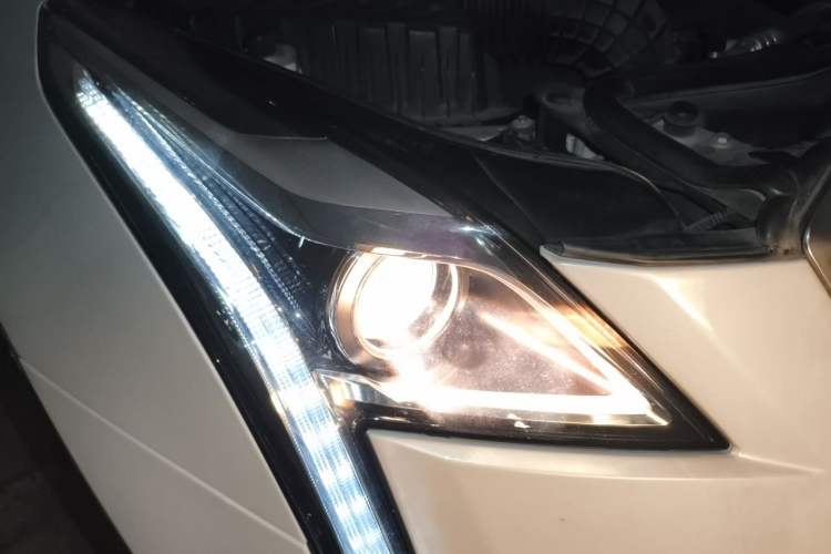 Used Cadillac XT5 2016 28T Four-Wheel Drive Tech Version Right Front Headlight