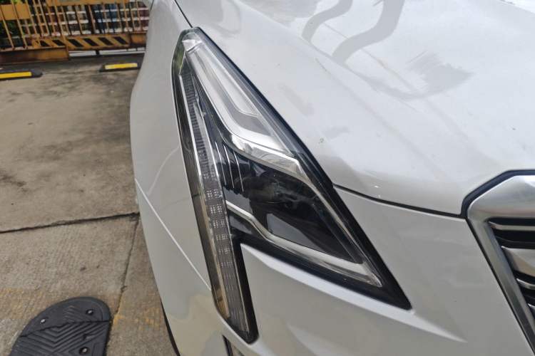 Used Cadillac XT5 2016 28T Four-Wheel Drive Luxury Model Right Front Headlight