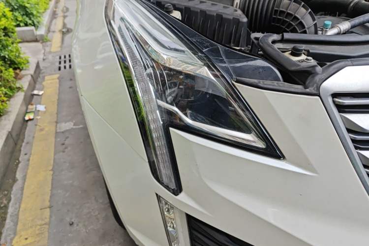 Used Cadillac XT5 2016 28T Four-Wheel Drive Luxury Model Right Front Headlight