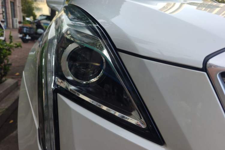 Used Cadillac XT5 2016 28T Four-Wheel Drive Tech Version Right Front Headlight