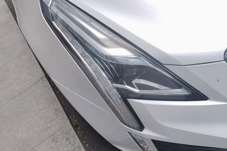 Used Cadillac XT5 2016 28T Four-Wheel Drive Luxury Model Right Front Headlight