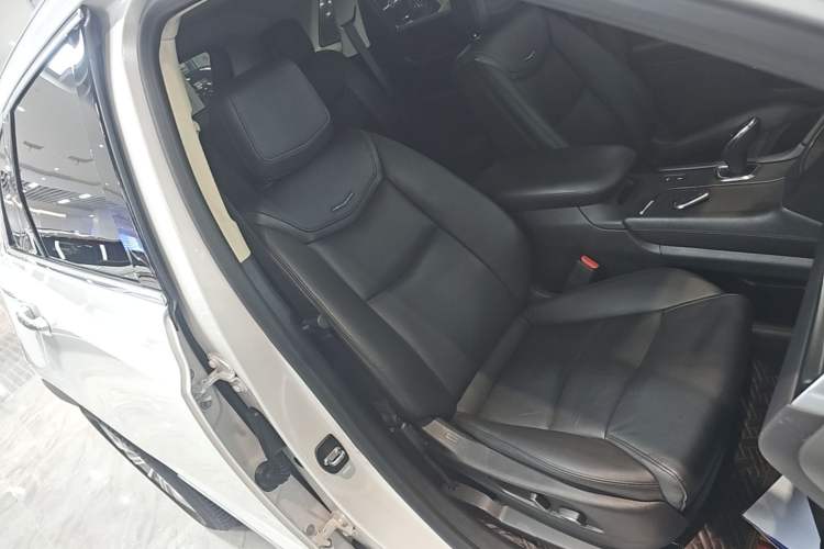 Used Cadillac XT5 2016 25T Luxury Model Right Front Seat