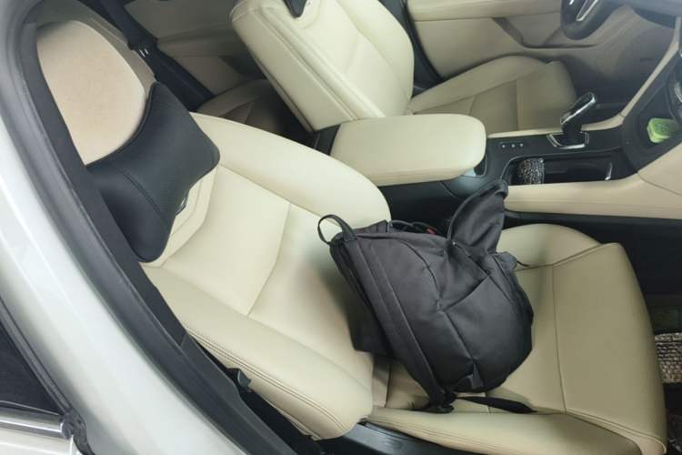 Used Cadillac XT5 2016 28T Four-Wheel Drive Tech Version Right Front Seat
