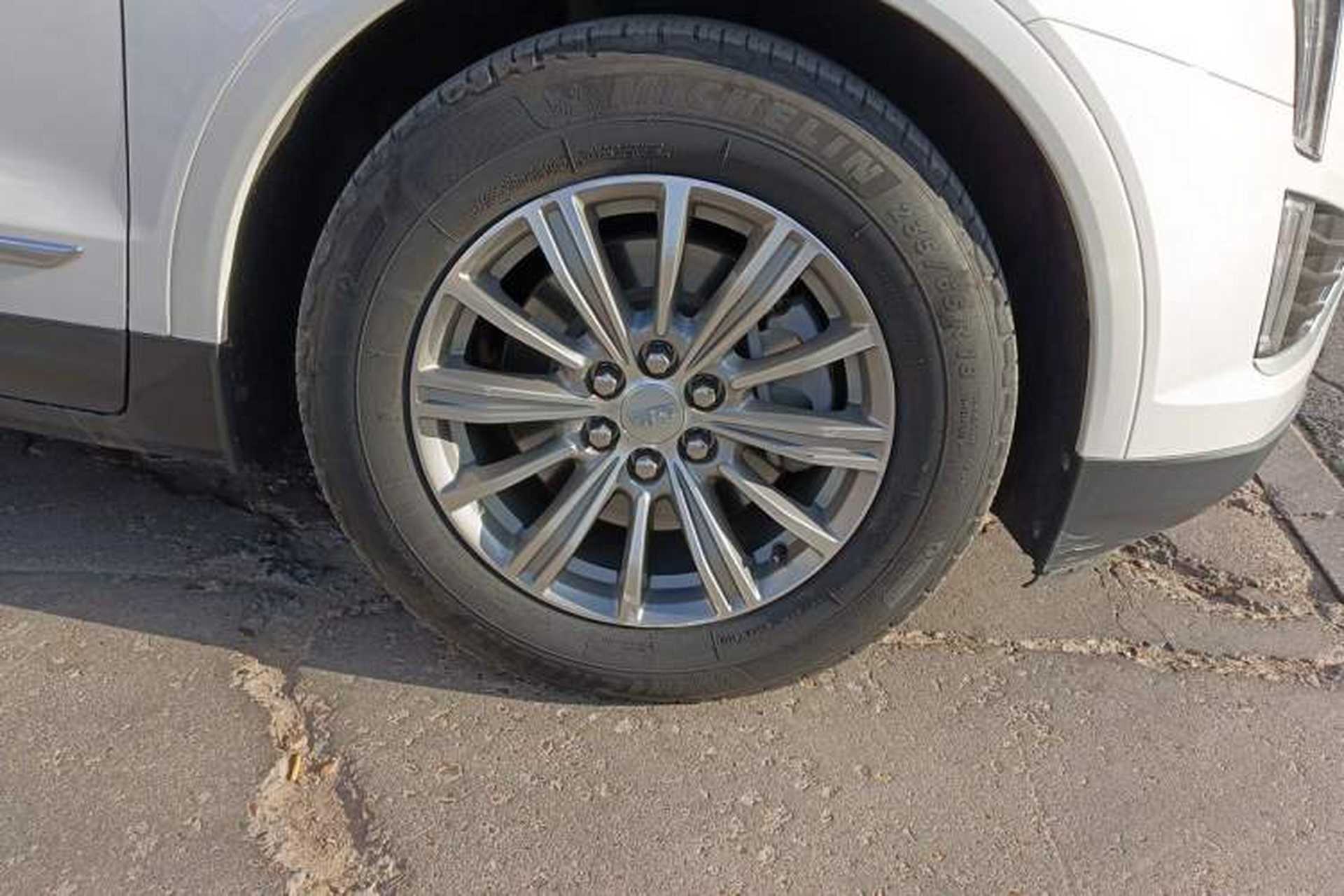Used Cadillac XT5 2016 25T Luxury Model Right Front Wheel Hub