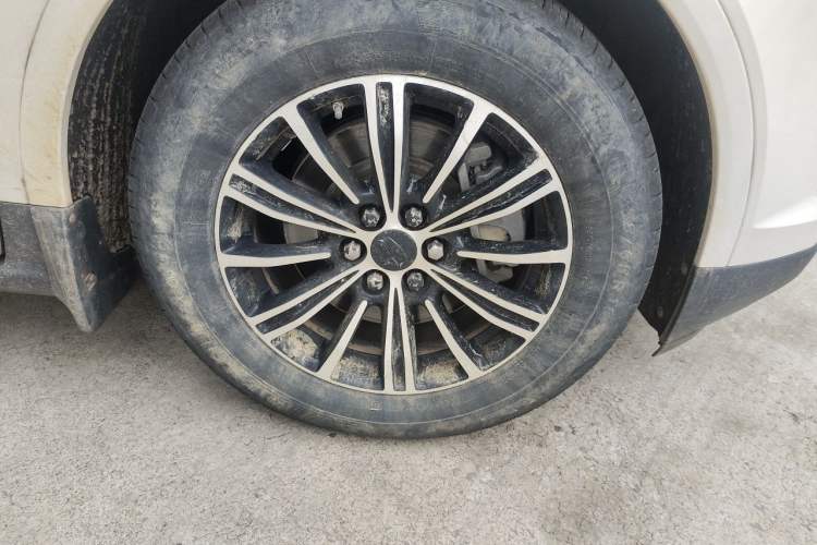 Used Cadillac XT5 2016 28T Four-Wheel Drive Luxury Model Right Front Wheel Hub