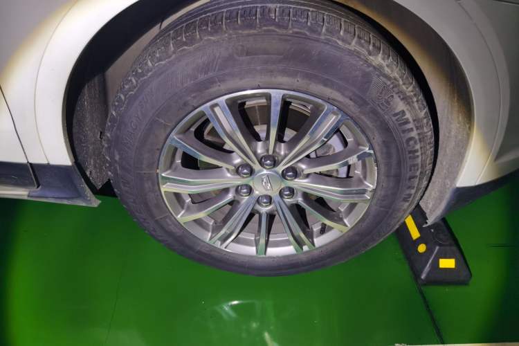Used Cadillac XT5 2016 25T Luxury Model Right Front Wheel Hub