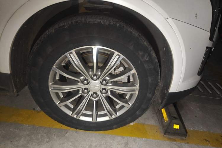 Used Cadillac XT5 2016 28T Four-Wheel Drive Luxury Model Right Front Wheel Hub