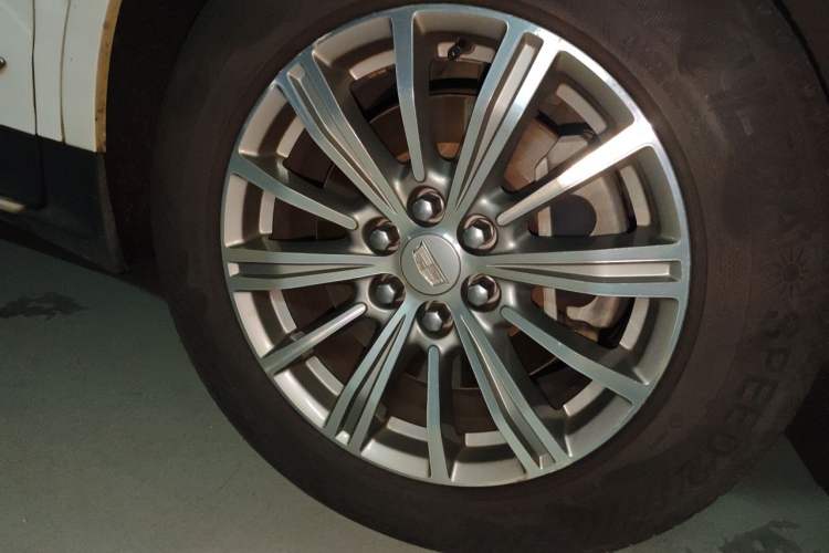 Used Cadillac XT5 2016 25T Luxury Model Right Front Wheel Hub