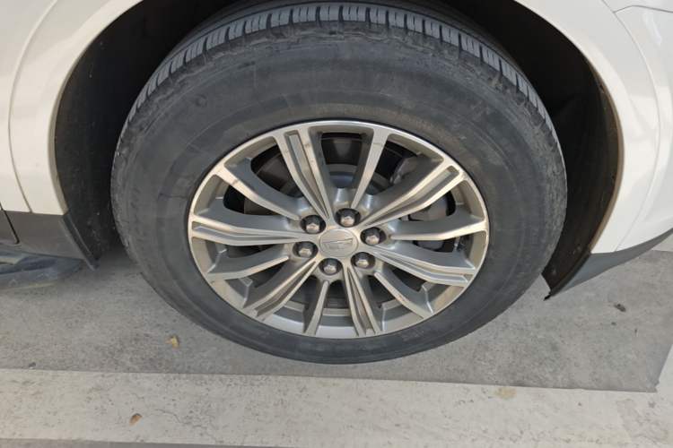 Used Cadillac XT5 2016 25T Luxury Model Right Front Wheel Hub