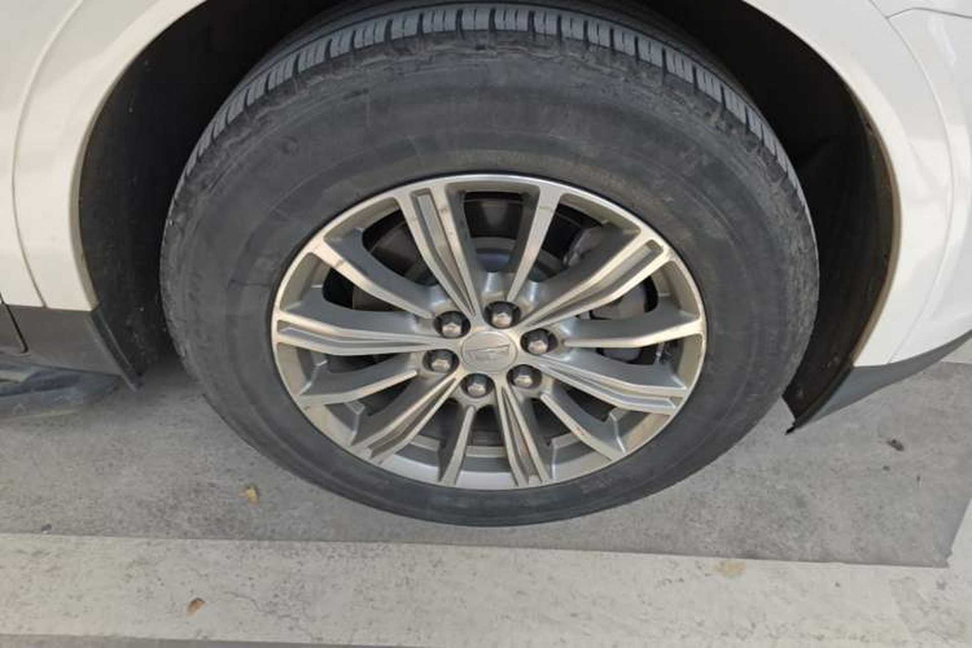 Used Cadillac XT5 2016 25T Luxury Model Right Front Wheel Hub