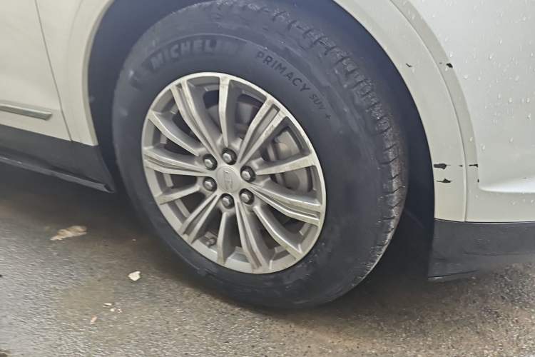 Used Cadillac XT5 2016 25T Luxury Model Right Front Wheel Hub