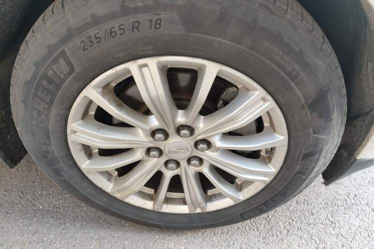 Used Cadillac XT5 2016 25T Tech Edition Right Front Wheel Hub
