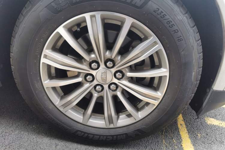Used Cadillac XT5 2016 25T Luxury Model Right Front Wheel Hub