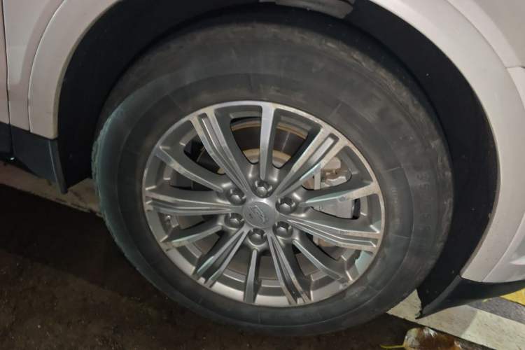 Used Cadillac XT5 2016 25T Luxury Model Right Front Wheel Hub