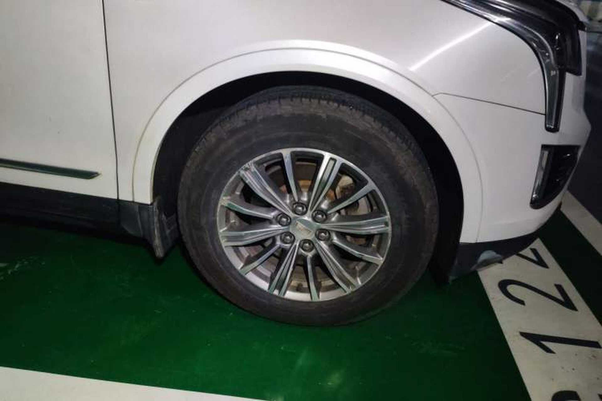 Used Cadillac XT5 2016 25T Luxury Model Right Front Wheel Hub