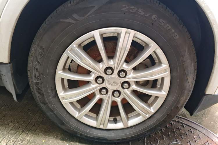 Used Cadillac XT5 2016 25T Tech Edition Right Front Wheel Hub