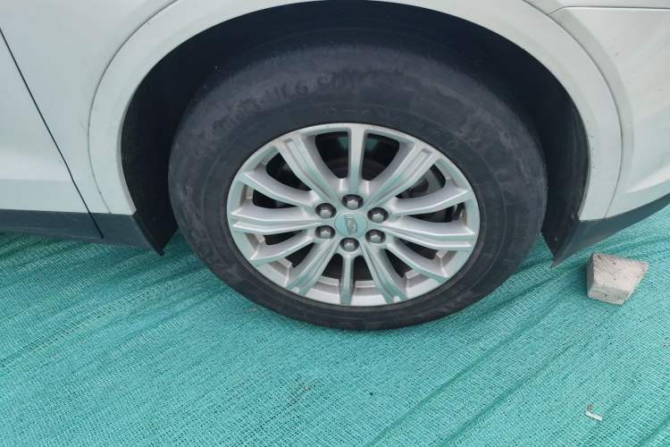 Used Cadillac XT5 2016 25T Tech Edition Right Front Wheel Hub