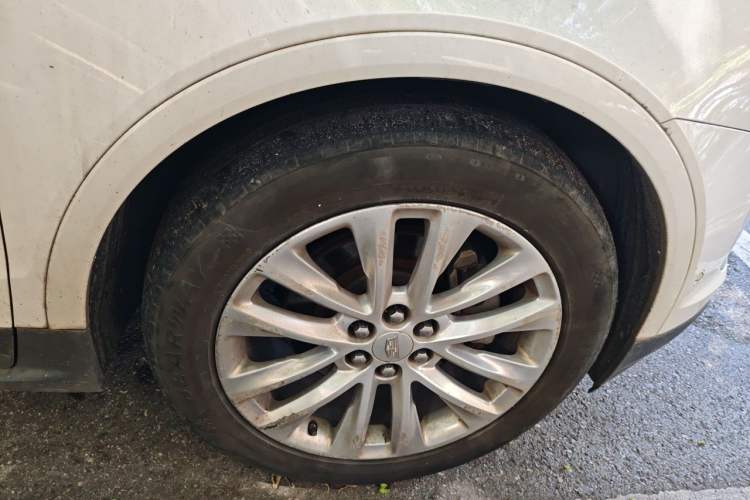 Used Cadillac XT5 2016 28T 4x4 Platinum Edition Right Front Wheel Hub
