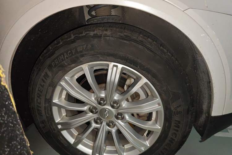 Used Cadillac XT5 2016 25T Tech Edition Right Front Wheel Hub