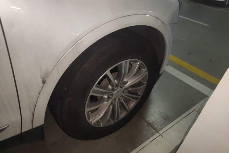 Used Cadillac XT5 2016 28T Four-Wheel Drive Luxury Model Right Front Wheel Hub