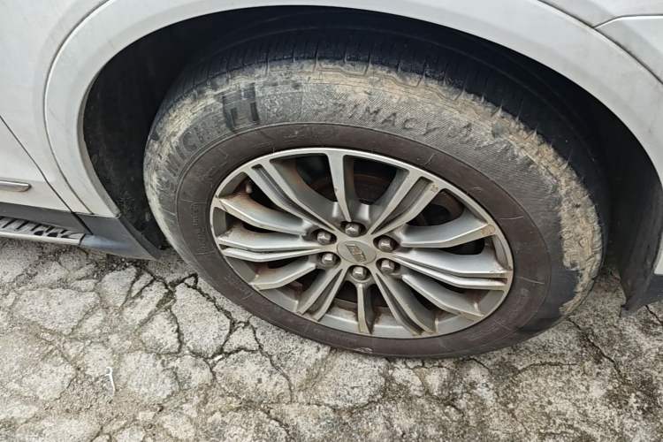 Used Cadillac XT5 2016 25T Luxury Model Right Front Wheel Hub