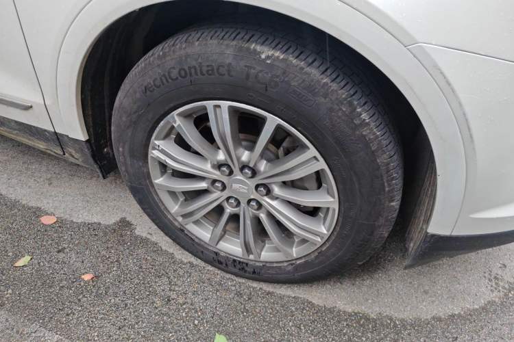 Used Cadillac XT5 2016 25T Luxury Model Right Front Wheel Hub