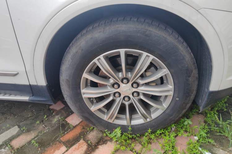 Used Cadillac XT5 2016 28T Four-Wheel Drive Luxury Model Right Front Wheel Hub