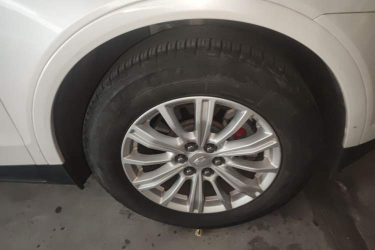 Used Cadillac XT5 2016 25T Tech Edition Right Front Wheel Hub