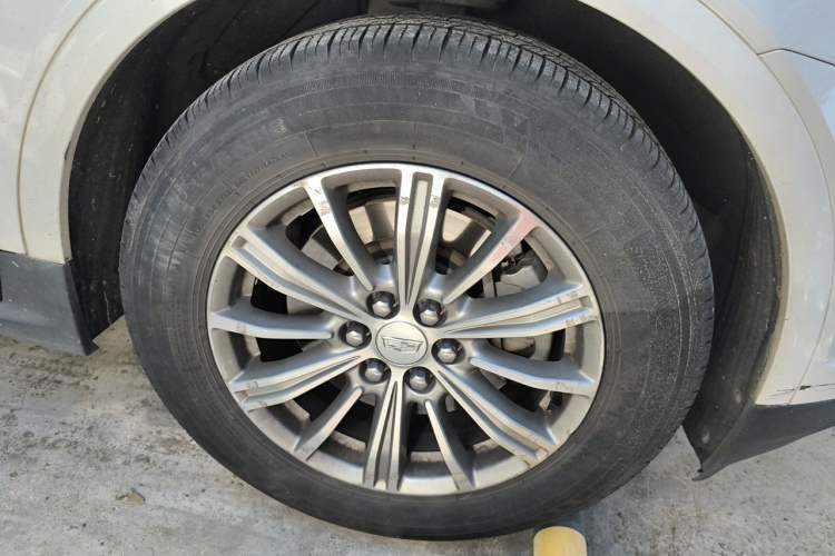 Used Cadillac XT5 2016 28T Four-Wheel Drive Luxury Model Right Front Wheel Hub