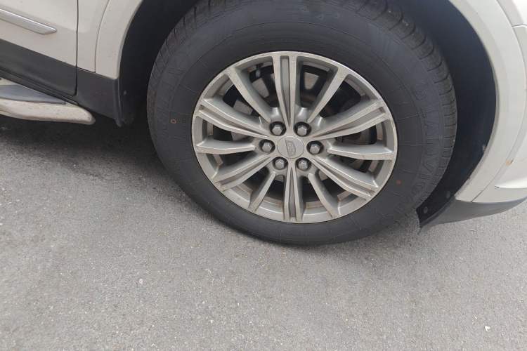 Used Cadillac XT5 2016 25T Luxury Model Right Front Wheel Hub